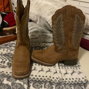 Women Ariat squared boot